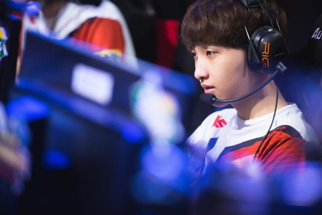 东契奇在两 东契奇在两